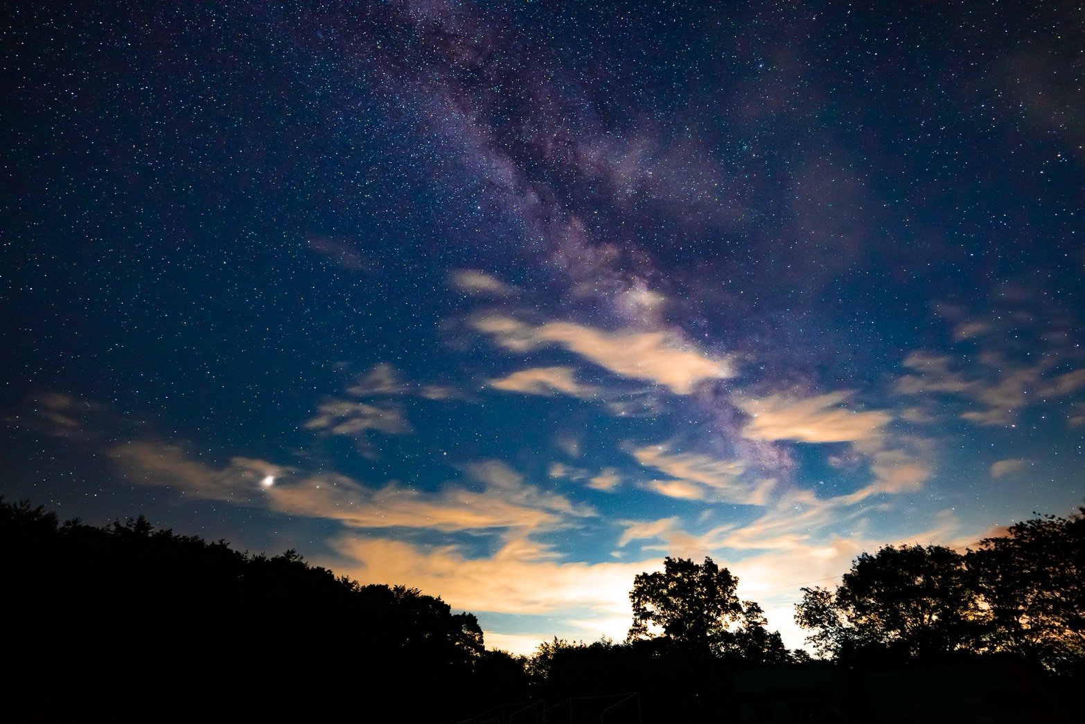 天の川と夕焼け雲、森の輪郭