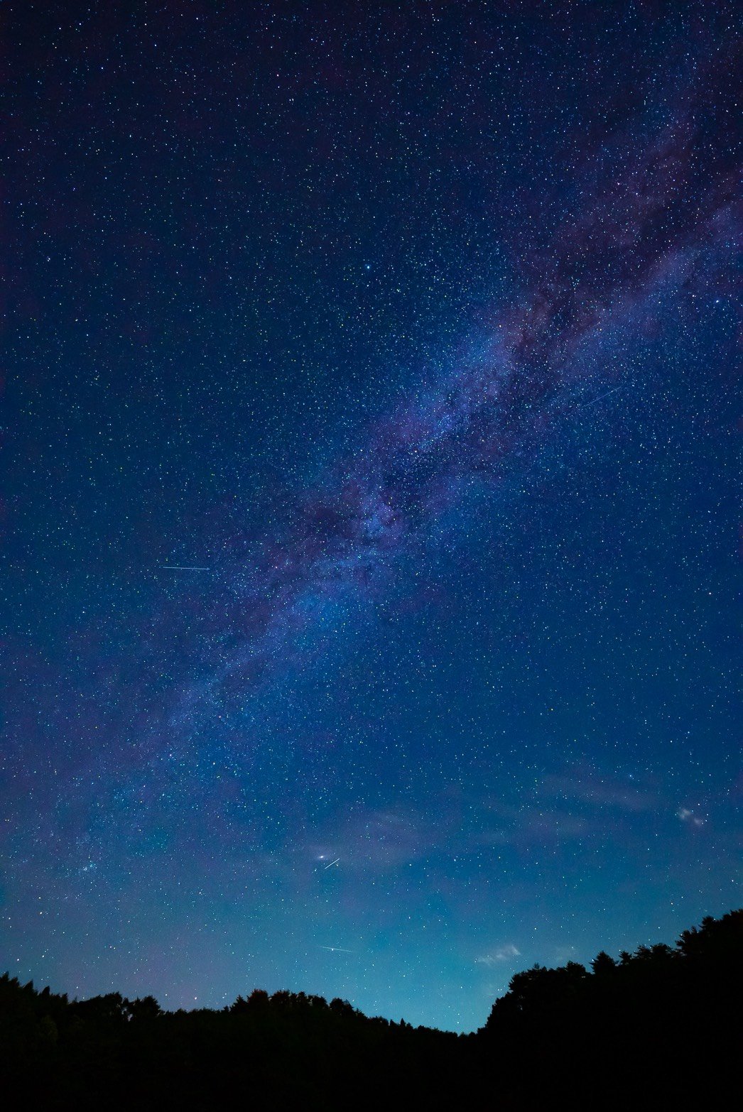 天の川を斜めに望む夜空